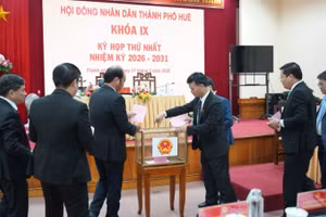 Đại biểu Hội đồng nhân dân thành phố bỏ phiếu bầu Ủy viên Ủy ban nhân dân thành phố Huế.
