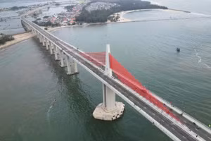 Cầu vượt cửa biển Thuận An được xem là cầu vượt cửa biển dài nhất miền trung.