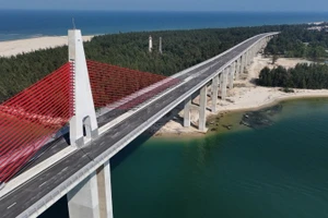 Cầu vượt cửa biển Thuận An, Huế dự kiến đưa vào sử dụng trong quý II năm nay.