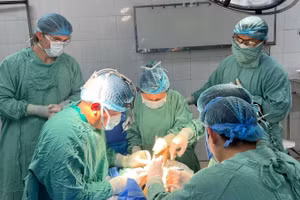 Ca phẫu thuật kéo dài hơn 4 giờ để nối bàn chân bị đứt lìa. (Ảnh do kíp phẫu thuật cung cấp)