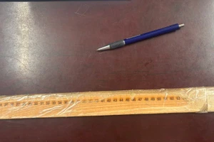 Cây thước được dùng để "khẽ" tay học sinh.