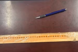 Cây thước được dùng để "khẽ" tay học sinh.