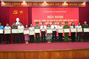 99 tổ chức, cá nhân ở Huế được khen thưởng.