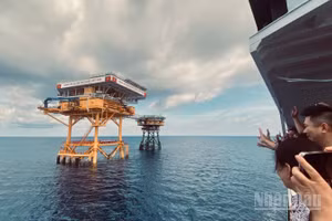 Đoàn công tác đã đến thăm cán bộ chiến sĩ làm nhiệm vụ tại nhà giàn.