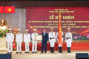 Công an thành phố Huế đón nhận Huân chương Bảo vệ Tổ quốc hạng Nhất do Chủ tịch nước trao tặng