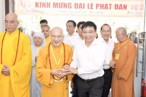 Phó Thủ tướng Nguyễn Văn Thắng thăm, chúc mừng Ban Trị sự Giáo hội Phật giáo Việt Nam thành phố Huế.