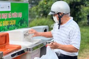 Người dân thành phố Huế đang quen dần với việc phân loại rác tại nguồn. 