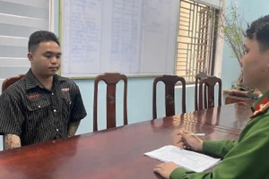 Đối tượng giả danh công an để thực hiện lừa đảo (mặc áo đen) đã bị bắt.