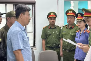 Cơ quan điều tra tống đạt quyết định khởi tố bị can đến những người liên quan trong vụ án (ảnh Viện kiểm sát nhân dân thành phố Huế)