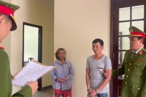 Cơ quan điều tra tống đạt quyết định khởi tố, bắt giam bị can đến Phan Văn Thanh.