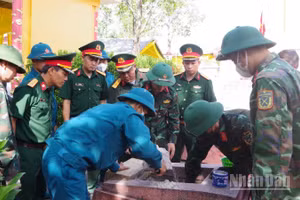 Công tác lấy mẫu hài cốt liệt sĩ được các lực lượng phối hợp thực hiện chặt chẽ, chu đáo. (Ảnh: Lê Sáu)