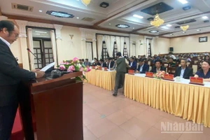 Thư ký Ủy ban Bầu cử thành phố Huế công bố kết quả kiểm phiếu tại hội nghị.