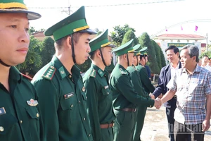 Đồng chí Hồ Văn Niên, Ủy viên Trung ương Đảng, Bí thư Tỉnh ủy Quảng Ngãi đến thăm cán bộ, chiến sĩ Đồn Biên phòng Lý Sơn.