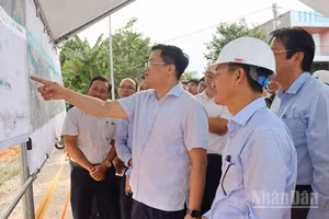 Kiểm tra các dự án giao thông trọng điểm, Chủ tịch Ủy ban nhân dân tỉnh Quảng Ngãi Nguyễn Đức Tâm yêu cầu chủ đầu tư đẩy nhanh tiến độ thực hiện dự án, bảo đảm hoàn thành mục tiêu giải ngân vốn đầu tư công năm 2026.