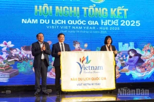 Gia Lai nhận cờ đăng cai Năm du lịch quốc gia 2026.