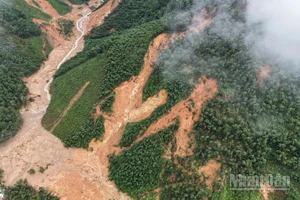 Khu vực gần nhà máy nước ở xã Long Quảng đang bị sạt lở.