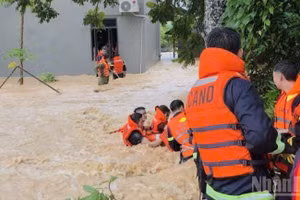 Lực lượng công an xã Đồng Kỳ (Bắc Ninh) cứu gia đình 5 người bị lũ cô lập. (Ảnh: ĐẶNG GIANG)