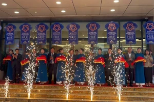 Cắt băng khánh thành công trình xây dựng Bệnh viện đa khoa quốc tế Huế.