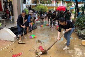 Trường tiểu học Lý Thường Kiệt nhận được hỗ trợ của công an, quân đội, phụ huynh và cả học sinh.