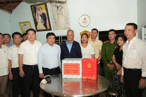 Phó Thủ tướng Nguyễn Chí Dũng tại gia đình anh Võ Viết Quang, phường Hương Thủy.