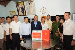 Phó Thủ tướng Nguyễn Chí Dũng tại gia đình anh Võ Viết Quang, phường Hương Thủy.