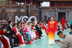 72 thí sinh tham gia cuộc thi sắc đẹp Miss Cosmo 2025 chiều nay đã sải bước trước Ngọ Môn Đại Nội Huế.