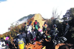 Đoạn đường dốc nhất là khoảng 7 km đầu tiên, nguy hiểm nhất là đoạn đi qua sống lưng khủng long dài khoảng 2 km.