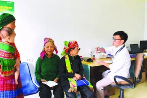 Người dân đến khám sức khỏe tại Trạm Y tế xã Sơn Vĩ.