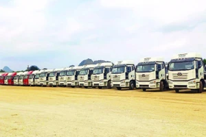 Ô-tô nhập khẩu qua Cửa khẩu quốc tế Tà Lùng, xã Phục Hòa.