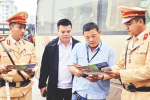 Đội cảnh sát giao thông đường bộ số 6 (Phòng cảnh sát giao thông, Công an thành phố Hà Nội) tuyên truyền về an toàn giao thông cho lái xe tại bến xe Mỹ Đình.