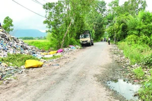 Bãi rác An Tức, xã Ô Lâm gần lộ giao thông.