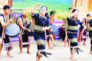 Điệu xoang vui tươi trong nhịp chiêng tại lễ cầu mùa của người M'Nông ở Lâm Đồng.