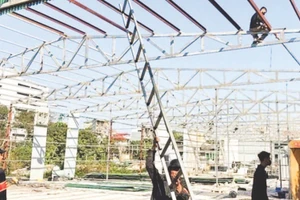 Lực lượng chức năng xã Thanh Trì tháo dỡ công trình vi phạm trên đất nông nghiệp.