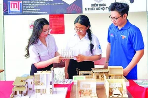 Em Phương Thanh và Nguyễn Thanh Thảo, sinh viên Trường đại học Xây dựng miền Tây (áo trắng) cùng các bạn trao đổi học tập.