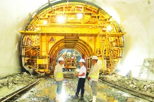 Nhiều đoạn hầm đã được phun bê-tông vòm hầm kiên cố.