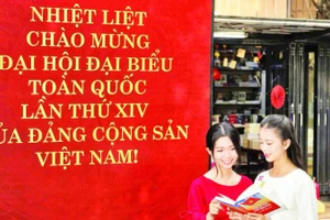 Đường Sách Thành phố Hồ Chí Minh được trang trí trang trọng chào mừng Đại hội Đảng toàn quốc lần thứ XIV. (Ảnh QUỲNH MY)