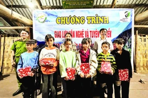 Trao quà cho các em học sinh nghèo vượt khó học giỏi tại vùng đệm Vườn quốc gia Kon Ka Kinh.
