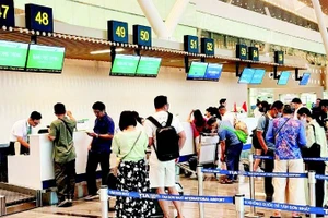 Hành khách làm thủ tục bay tại nhà ga T3, Sân bay Tân Sơn Nhất.