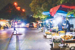 Hoạt động kinh doanh, buôn bán tại chợ cóc ở Khu đô thị Đặng Xá, xã Thuận An. (Ảnh BẢO LONG)