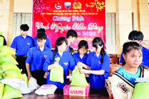 Những phần quà Tết giá trị vật chất không lớn nhưng là nguồn động viên lớn đối với đồng bào còn đang khó khăn.