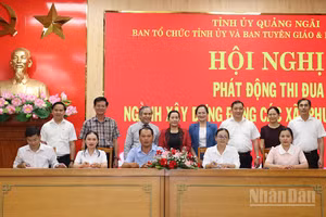 5 cụm trưởng ban xây dựng Đảng xã, phường gồm: Cẩm Thành, Đăk Bla, Bờ Y, Ba Tơ, Nghĩa Hành ký kết giao ước thi đua.