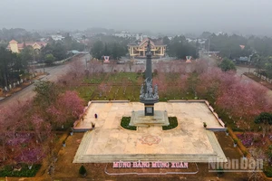Trung tâm xã Măng Đen, nơi diễn ra lễ khai mạc Tuần Văn hóa du lịch Măng Đen-Sắc hồng giữa đại ngàn. 