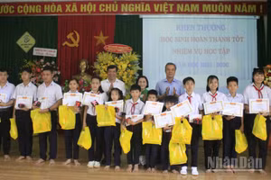 Trung tâm Nuôi dạy trẻ khuyết tật Võ Hồng Sơn khen thưởng trẻ khuyết tật hoàn thành tốt nhiệm vụ học tập.