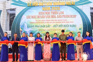 Các đại biểu thực hiện nghi thức cắt băng khai mạc triển lãm “Sắc màu di sản văn hóa, sản phẩm OCOP”.