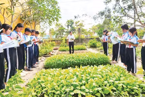 Không chỉ dừng lại ở việc tiếp thu kiến thức trên lớp, học sinh Trường trung học cơ sở Vĩnh Thuận Tây, xã Vĩnh Thuận Đông còn được vận dụng những gì học từ sách vào thực tiễn cuộc sống.