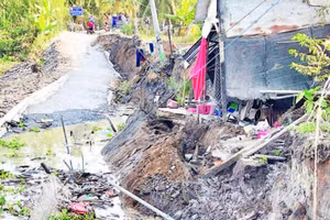 Đoạn đường bị sạt lở xuống kênh đã ảnh hưởng nghiêm trọng đến đời sống của nhân dân.