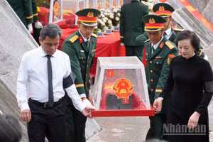 Phó Thủ tướng Phạm Thị Thanh Trà và Bí thư Tỉnh ủy Quảng Ngãi Hồ Văn Niên tiễn đưa hài cốt liệt sĩ đến nơi an nghỉ cuối cùng.