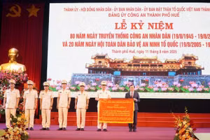 BÍ thư Thành ủy Lê Trường Lưu trao tặng bức trướng có dòng chữ "Phát huy truyền thống anh hùng vì nước quên thân, vì dân phục vụ, vững bước tiến vào kỷ nguyên mới" cho Công an thành phố Huế.