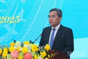 Đồng chí Hồ Văn Niên, Ủy viên Trung ương Đảng, Bí thư Tỉnh ủy Quảng Ngãi phát biểu tại kỳ họp.