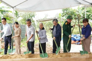 Bí thư Tỉnh ủy Quảng Ngãi Hồ Văn Niên cùng lãnh đạo các ban, sở, ngành của tỉnh và địa phương thực hiện nghi thức khởi công xây dựng nhà mới cho gia đình bà Hồ Thị Hương, ở xã Tây Trà.